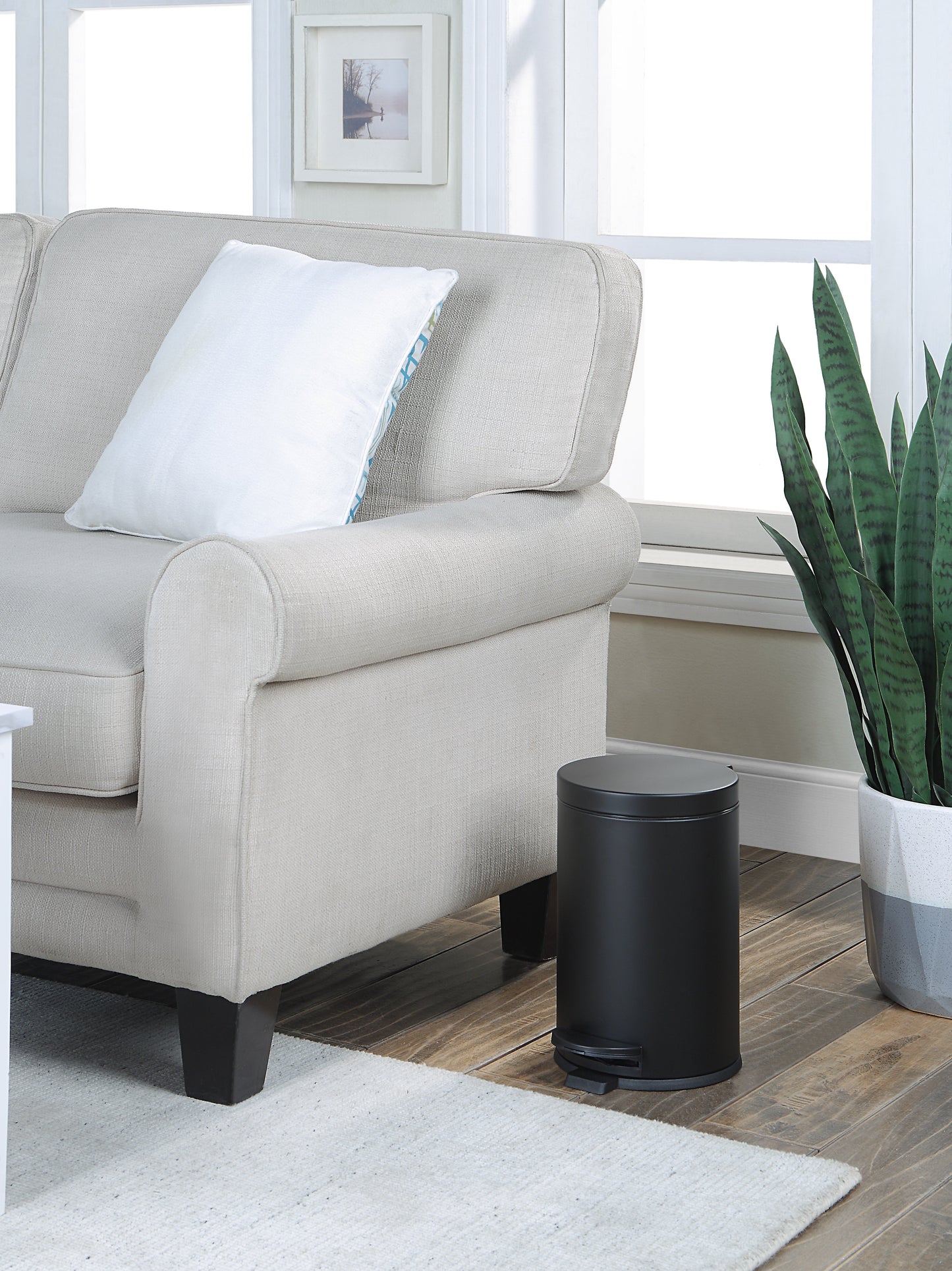 4.5 Liter / 1.2 Gallon Round Trash Can