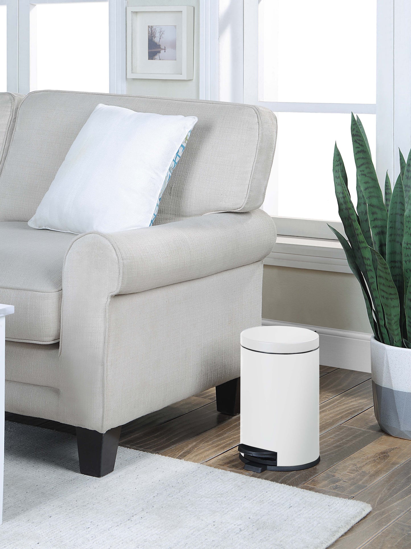 4.5 Liter / 1.2 Gallon Round Trash Can